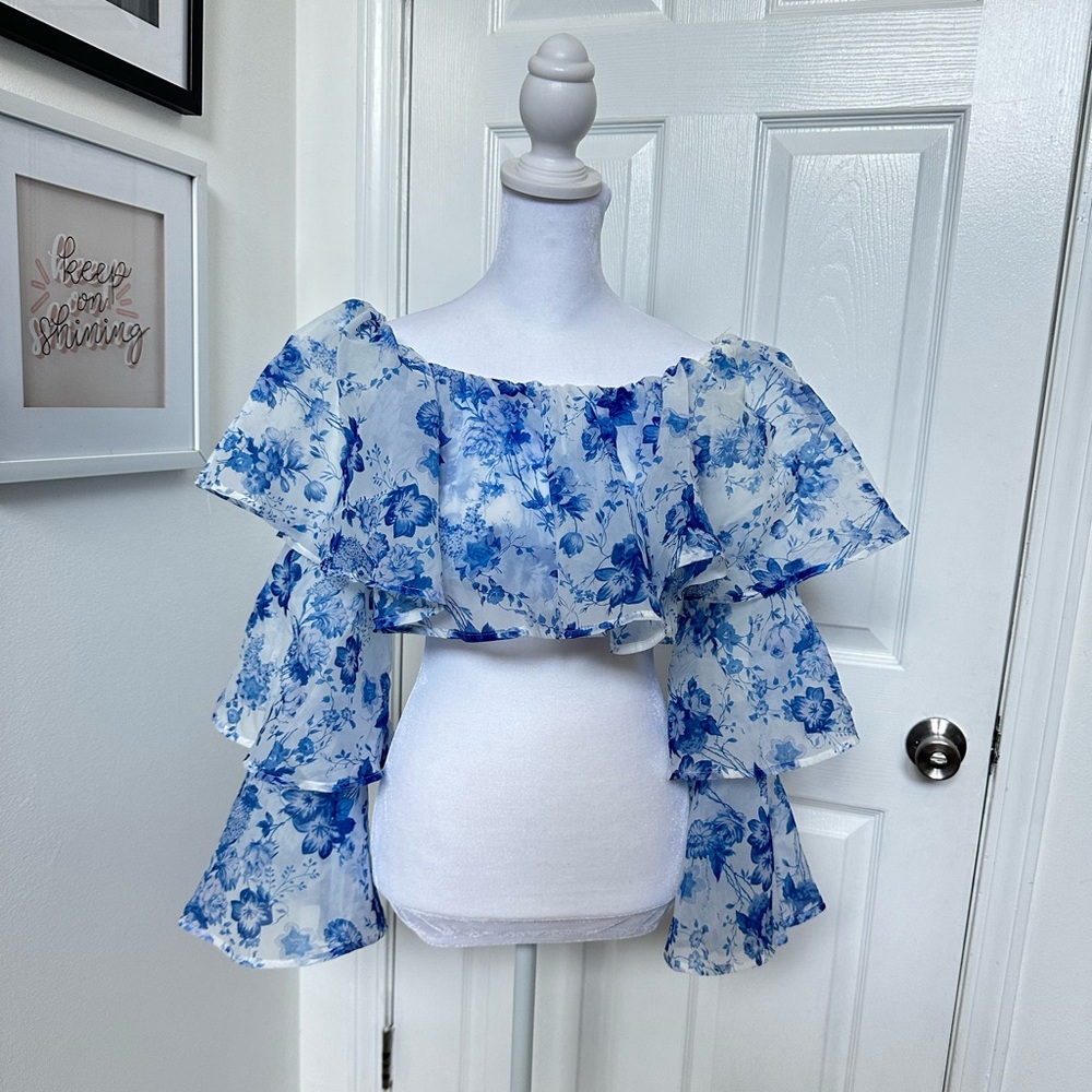 NWT - AKIRA -  Ruffled Off The Shoulder top -  Blue & White Floral sz L
